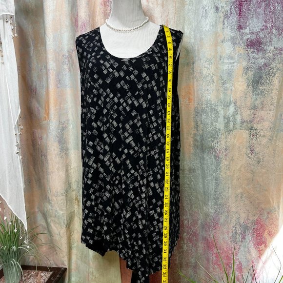 ๐Apt. 9 Asymmetrical Sleeveless long Top - Picture 4 of 12